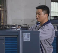 工业冷水机生产线_
职员正在对风冷式冷水机做检测